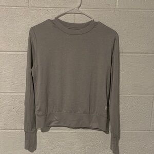 Vuori Women's Long Sleeve Gray Top